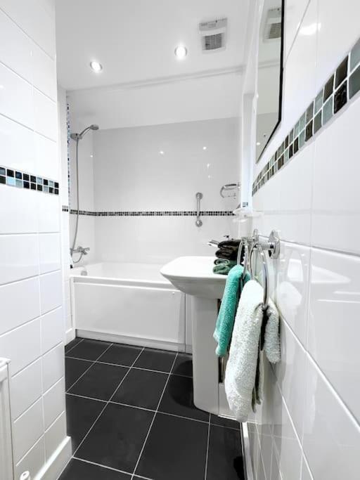 White Eden - Explore Cornwall From A Comfy Central Appartment سانت أوستيل المظهر الخارجي الصورة