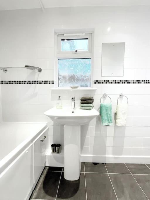 White Eden - Explore Cornwall From A Comfy Central Appartment سانت أوستيل المظهر الخارجي الصورة